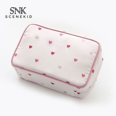 Túi đựng bàn chải trang điểm bằng vải satin màu hồng in trái tim đẹp có dây kéo